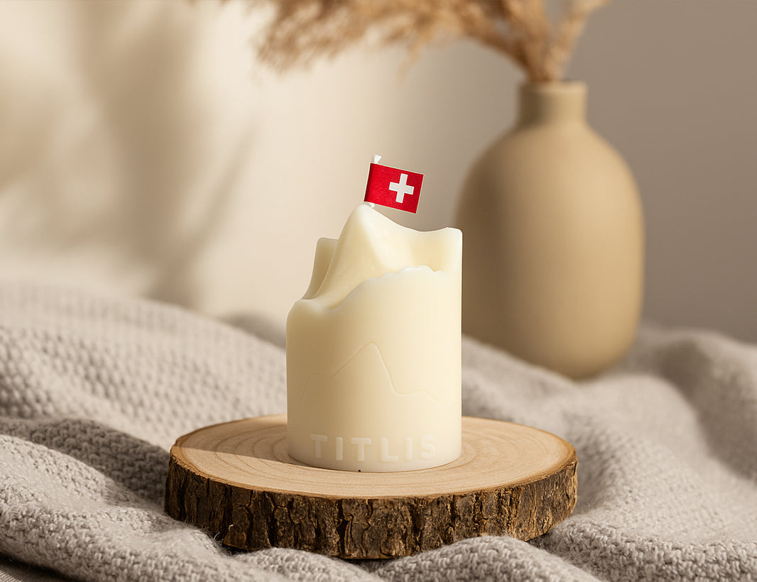 Titlis Kerze auf Holzstamm